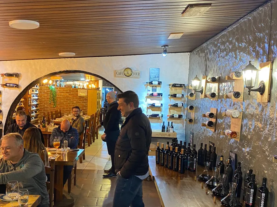 A enoteca cheia — vinho servido onde as pessoas estão